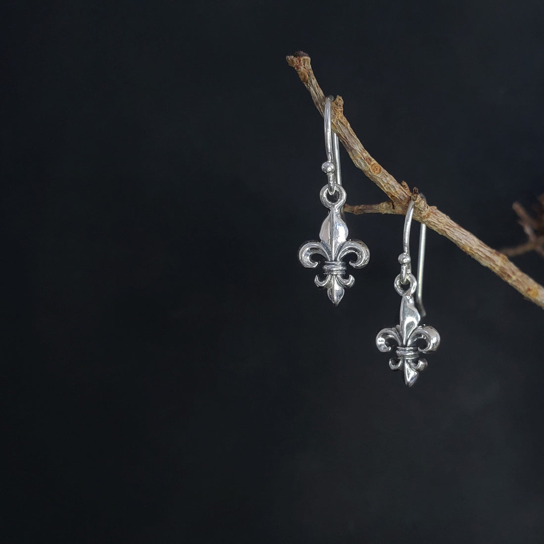 Temerian Lily Drop Earrings